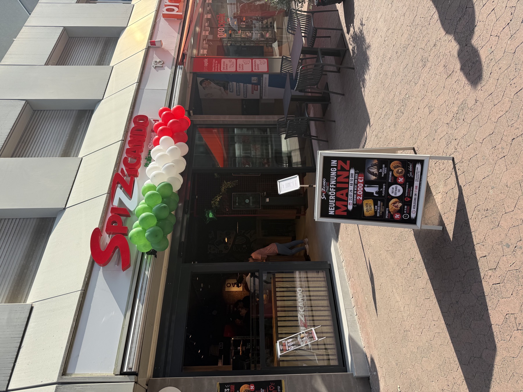 Eröffnung des ersten Stores in der Mainzer Innenstadt mit grün-weiß-rotem Ballonbogen